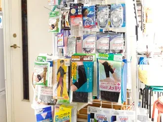 サポーター・コルセットは100種類以上、症状や形状に合わせて補正強度別、季節別に選択できます。